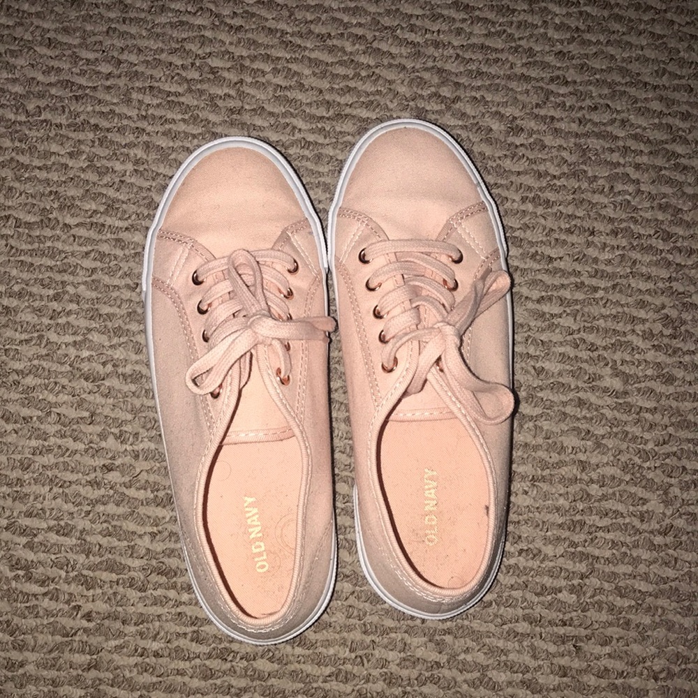 Light pink tennis sneaker